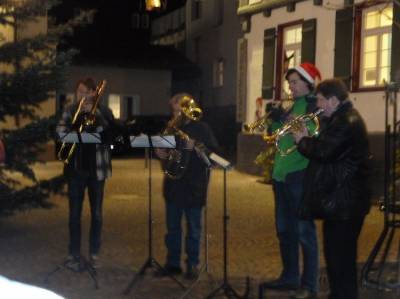Die Stadtkapelle spielte am Stadtmuseum bekannte Weihnachtslieder. 