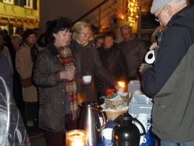 Familie Hummel schenkte Glhwein und Punsch aus. 