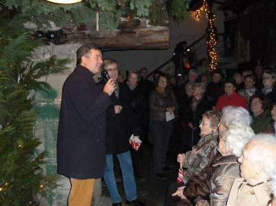 Christoph Palm trgt eine Weihnachtsgeschichte vor. 