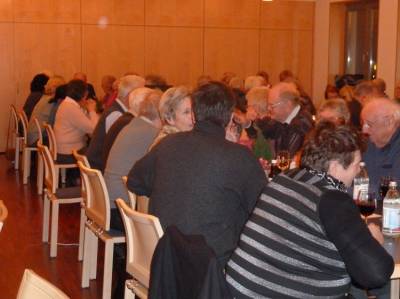 ber 100 Menschen waren beim Abschluss in der Neuen Kelter dabei.