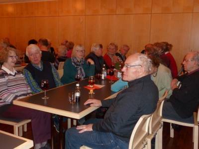Es gab gebackene Schinkenwurst mit Kartoffelsalat und Bauernbrot. 