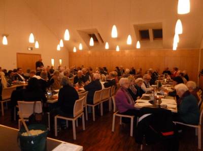 Alfons Scheirle stimmte nach dem Essen einige Weihnachtslieder an.
