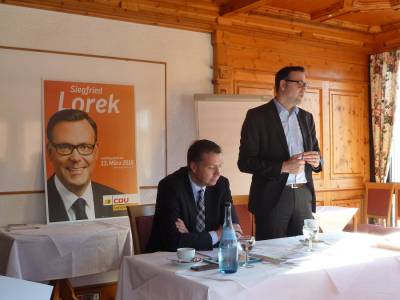 Siegfried Lorek begrt Stephan Mayer im Hotel Alte Kelter in Fellbach. - Siegfried Lorek begrüßt Stephan Mayer im Hotel Alte Kelter in Fellbach.