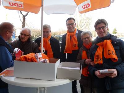 Der erste Wahlkampfstand ist geschafft! Gemeinsam mit Landtagskandidat Siegfried Lorek freuen wir uns auf die die noch kommen! - Der erste Wahlkampfstand ist geschafft! Gemeinsam mit Landtagskandidat Siegfried Lorek freuen wir uns auf die die noch kommen!