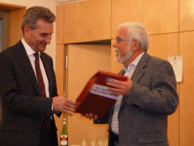 Herbert Aldinger von den Fellbacher Weingrtnern berreicht dem EU-Kommissar eine VfB-Edition aus Rot- und Weiwein.