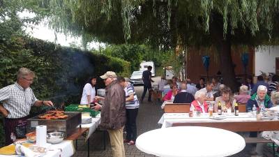 Der Vorsitzende hchstpersnlich am Grill, die FrauenUnion an der Kuchentheke - Der Vorsitzende höchstpersönlich am Grill, die FrauenUnion an der Kuchentheke