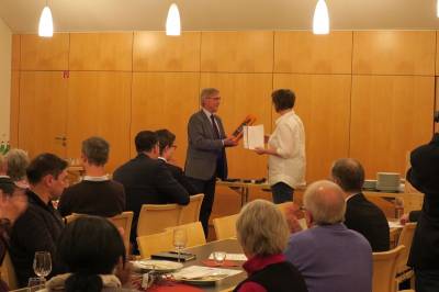 Simone Lebherz ist seit 25 Jahren Mitglied der CDU und wird von Hans-Ulrich Spieth mit einer Ehrennadel und einer Flasche Wein geehrt. 