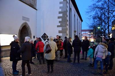 Die Spaziergnger versammeln sich an der Lutherkirche.  - Die Spaziergänger versammeln sich an der Lutherkirche. 