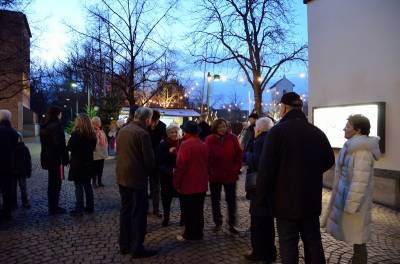 Zum Weihnachtsspaziergang 2016 kamen etwa 60 Personen. - Zum Weihnachtsspaziergang 2016 kamen etwa 60 Personen.