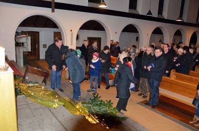 Auf den Treppenstufen zum Altar wurden Kerzen auf einem ausgeschnittenen Tannenbaum aus Glanzfolie drappiert.  - Auf den Treppenstufen zum Altar wurden Kerzen auf einem ausgeschnittenen Tannenbaum aus Glanzfolie drappiert. 