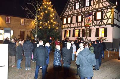 Vor dem Stadtmuseum am hell erleuchteten Christbaum wurden die Spaziergnger von der Stadtkapelle empfangen.  - Vor dem Stadtmuseum am hell erleuchteten Christbaum wurden die Spaziergänger von der Stadtkapelle empfangen. 