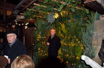 2016 liest Oberbrgermeisterin Gabriele Zull die Weihnachtsgeschichte. Hans-Ulrich Spieth begrt die Erzhlerin und die versammelten Gste. - 2016 liest Oberbürgermeisterin Gabriele Zull die Weihnachtsgeschichte. Hans-Ulrich Spieth begrüßt die Erzählerin und die versammelten Gäste.