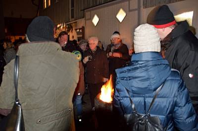 Am Feuer ist es warm.  - Am Feuer ist es warm. 