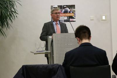 Vorsitzender Hans-Ulrich Spieth erffnet den Themenabend. 