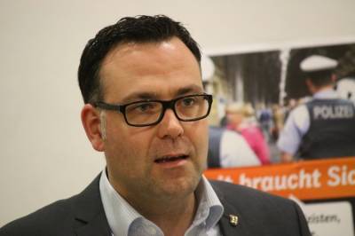 Landtagsabgeordneter Siegfried Lorek errtert die polizeipolitische Lage in Deutschland und Baden-Wrttemberg. 