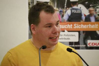 Frank Selle berichtet ber seine Arbeit bei der Bundespolizei im Bereich der Flughafensicherheit.