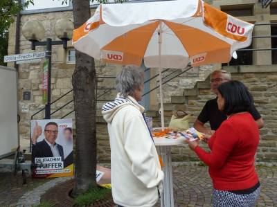 Wahlkampf auf dem Schmidener Wochenmarkt