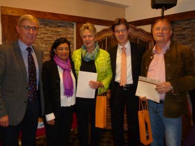 Maria Dussling und Detlef Dolezal werden fr 20 Jahre Mitgliedschaft geehrt. 