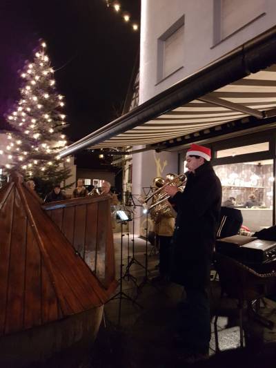 Florian Ladenburger, Chef der Stadtkapelle, spielt am Entenbrnnele