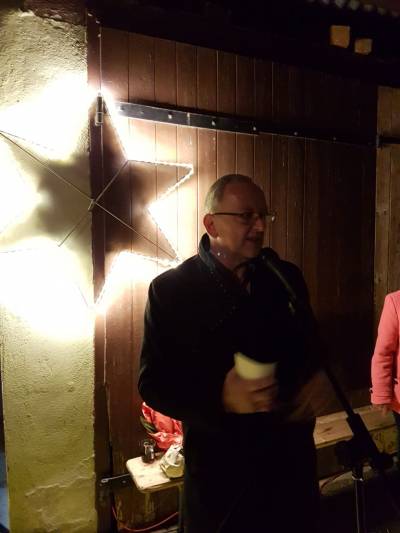 EBM Geyer liest eine Geschichte vor