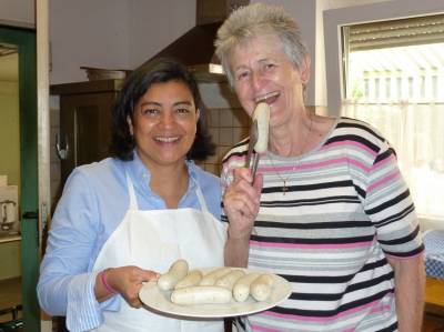 Sandra Nitschke und Elke Kn bei den Vorbereitungen in der Kche