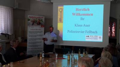 Revierleiter Klaus Auer begrt die rund 40 Gste im ehemaligen Sitzungssaal des alten Fellbacher Rathauses, dem heutigen Polizeirevier
