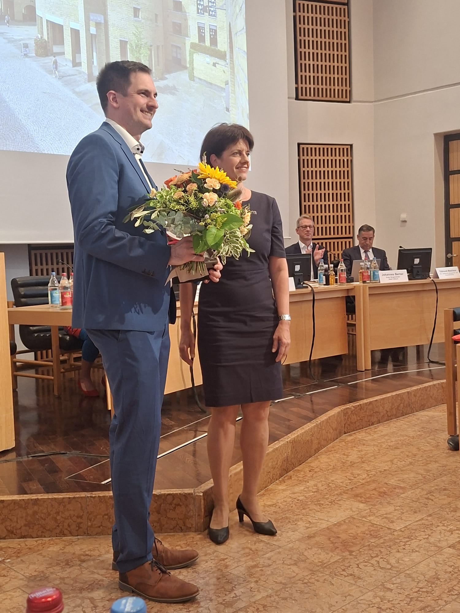 Oberb�rgermeisterin Gabriele Zull gratuliert unserem neuen Ersten B�rgermeister Tim Deininger